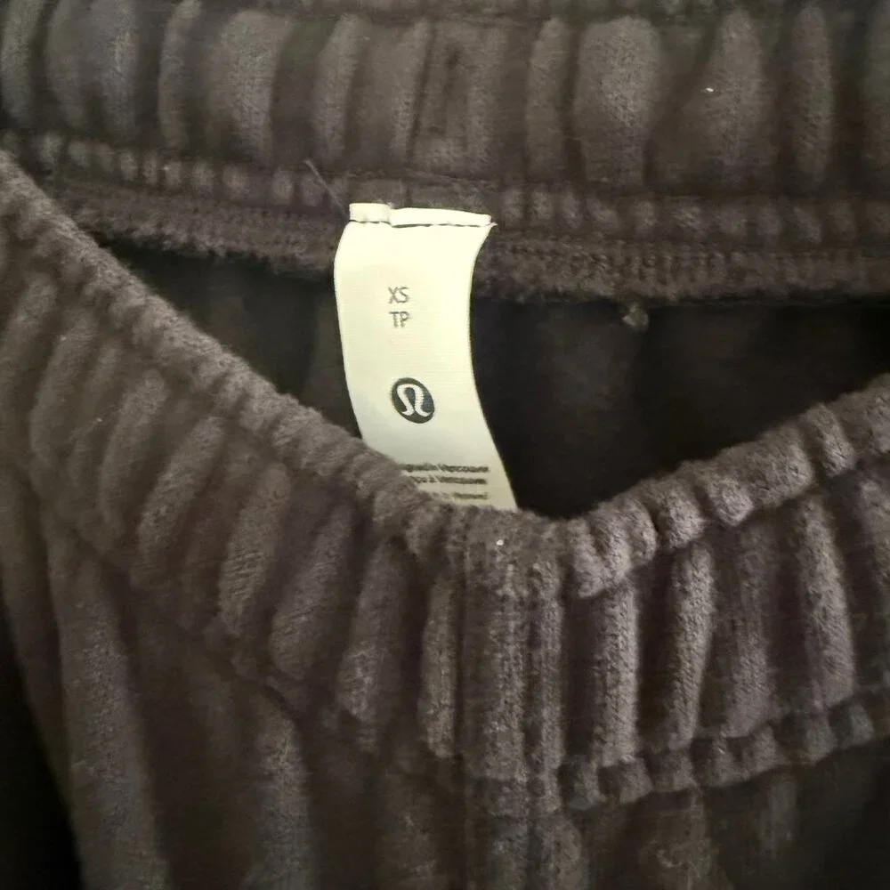 Lululemon Black & Gold Scuba Full Zip w/ pants - Picture 9 of 10